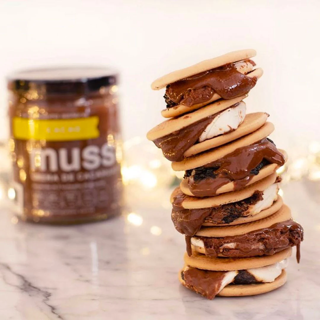 Torre de galletas rellenas con crema de cacahuate mussi sabor cacao